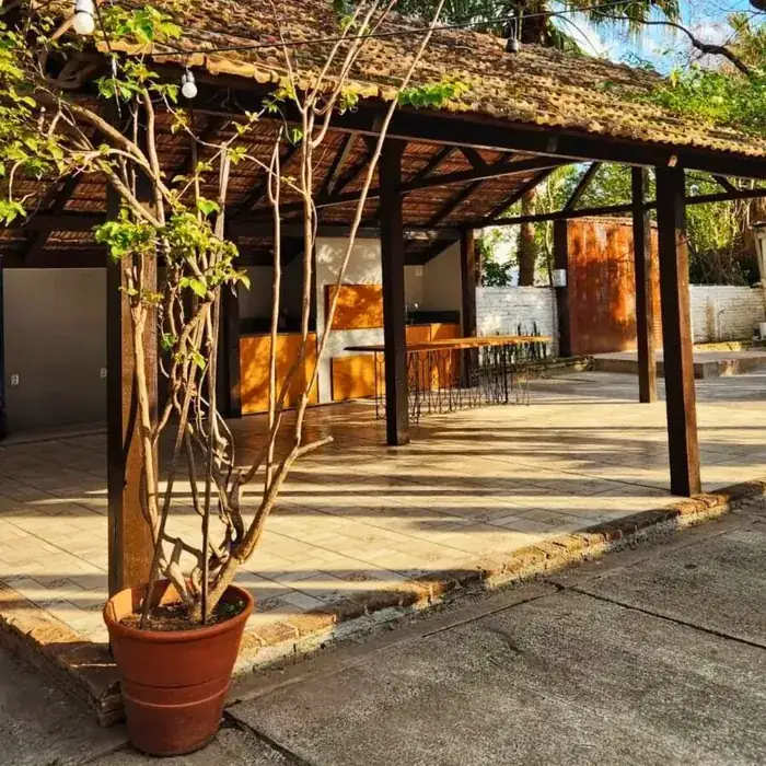 Área externa com jardim e vasos de plantas no espaço de eventos em Uruguaiana