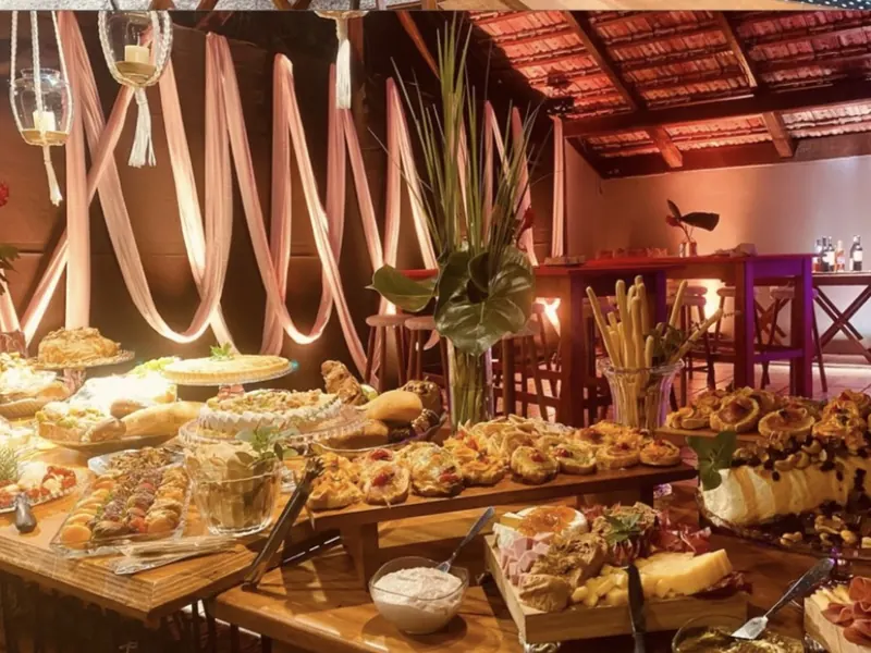 Buffet completo montado em festa ao ar livre em Uruguaiana