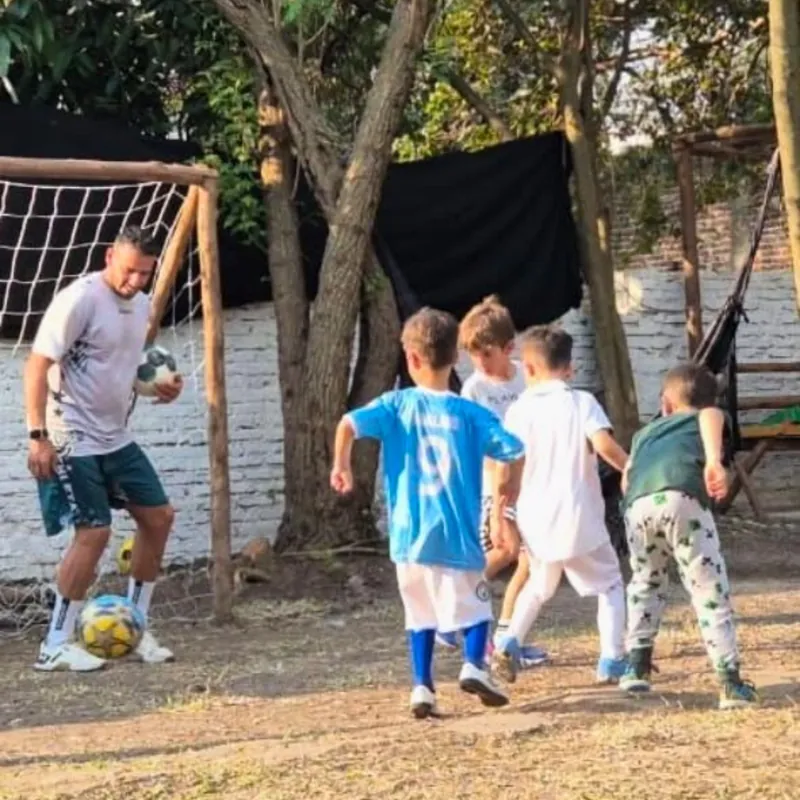 Crianças jogando bola no campinho do espaço kids do Lamora’s Eventos em Uruguaiana