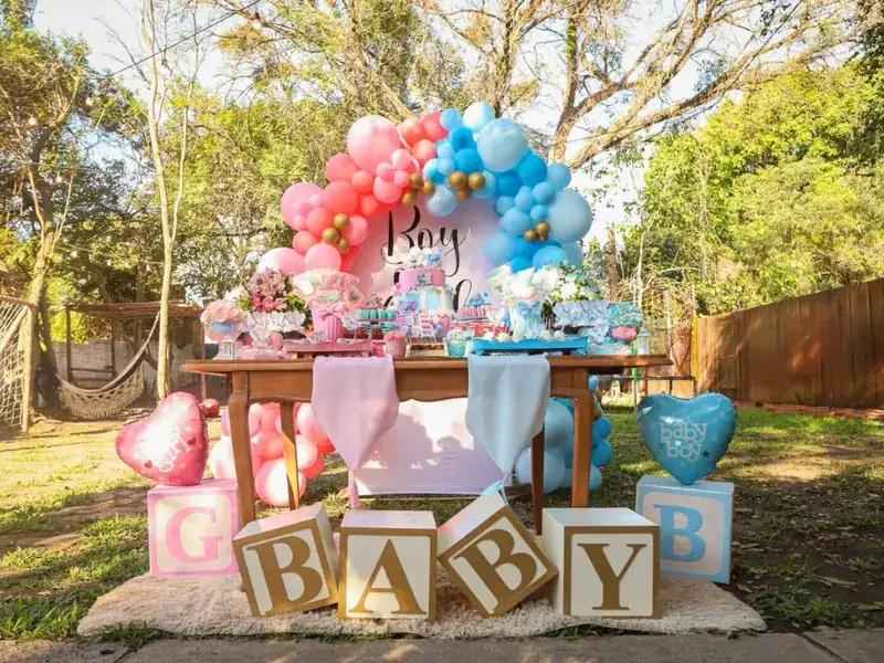 Decoração de chá revelação com cubos BABY e balões no gramado do Lamora's Eventos em Uruguaiana