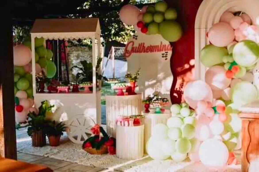 Cenário de festa com balões orgânicos e decoração personalizada ao ar livre em Uruguaiana