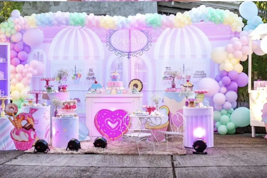 Decoração de festa infantil em tons pastéis na área externa em Uruguaiana