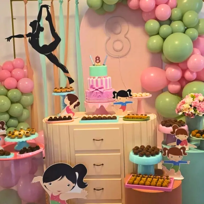 Mesa decorada com tema infantil e balões para festa em Uruguaiana
