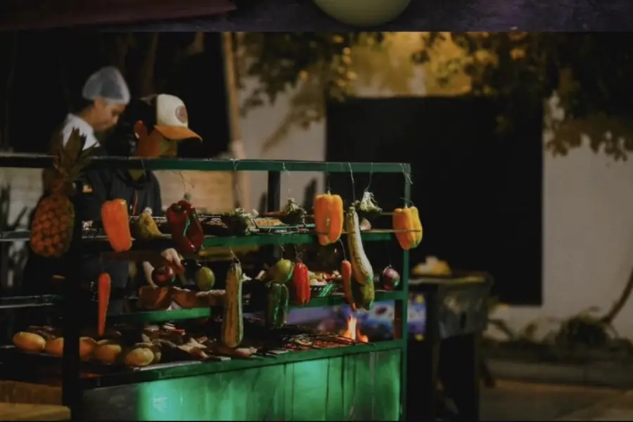 Estação de comidas montada em festa ao ar livre no Lamora’s Eventos em Uruguaiana