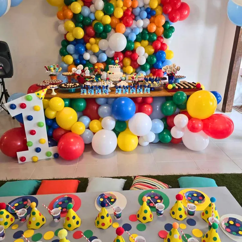 Painel de balões e mesa de bolo montada para festa de 1 ano em Uruguaiana