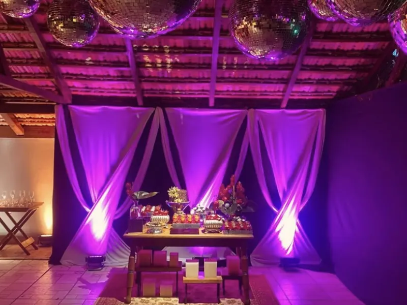 Festa de 15 anos com iluminação cênica na área coberta em Uruguaiana