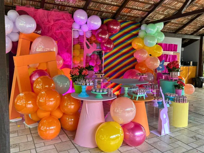 Decoração colorida de festa temática com balões no espaço de eventos em Uruguaiana