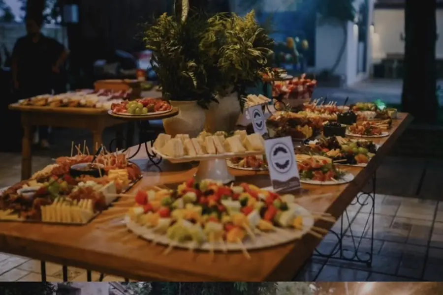 Mesa de frios e petiscos montada para evento ao ar livre em Uruguaiana