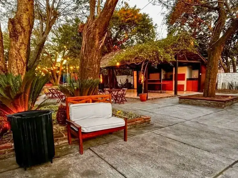 Área de estar ao ar livre preparada para mini wedding em Uruguaiana
