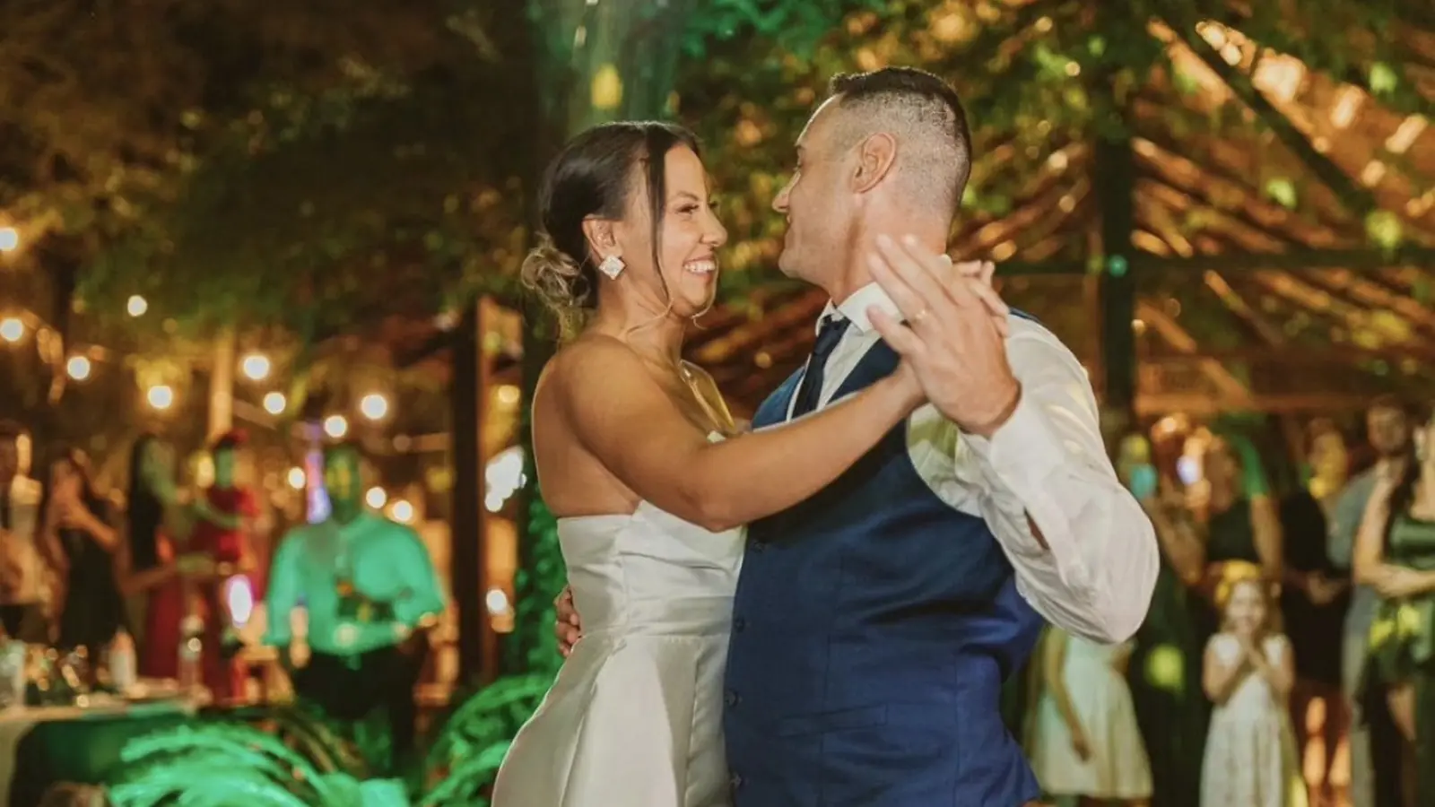 Noivos dançando ao ar livre durante festa de casamento no Lamora’s Eventos em Uruguaiana